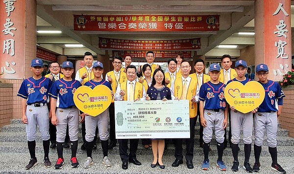 桃園三品牌幫助大溪仁和國中棒球隊募得籌措比賽經費,力挺球員的金牌路。圖/永慶房產集團提供