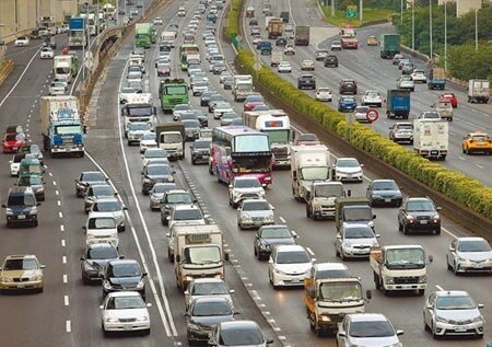 花東地區國慶連假訂房率達90%,預估車潮將會高於中秋連假,圖為中秋節國道上大量車潮。(本報資料照片)