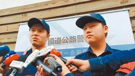 國道警察王暐翔（右）、李柏勳6日表示，事發當下沒想太多，只想趕快救人，若再發生類似事件，仍會奮不顧身救人。（戴上容攝）