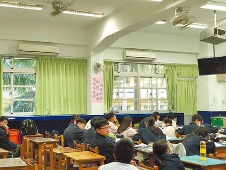 行政院力推「班班有冷氣」力拚2022年達標,桃園教育局長林明裕6日表示,電費部分未來中央將補助,過度時期原則採實支實付,以台電電表加乘1.1倍計算。(蔡依珍攝)