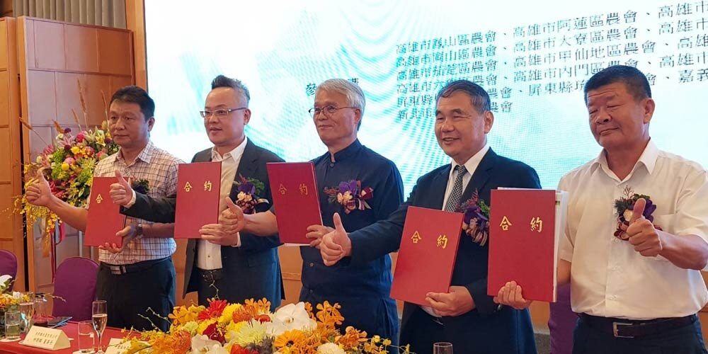 全國農業金庫董事長吳明敏(右二起)、白天鵝機構董事長陳清堯、清景麟地產董事長林聰麟、以及襄揚國際董事長洪政祿等代表,6日簽訂20億元聯合授信合約。圖/顏瑞田