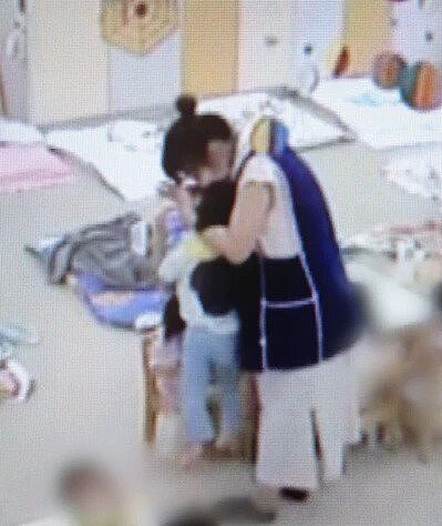 新北市文林公托日前傳出托育員對孩童施暴事件，家長調監視器才發現孩子被老師施暴。 圖／新北市議員張錦豪提供