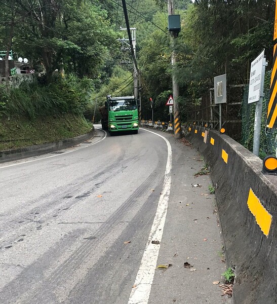 復興區民眾反應天氣晴朗時，砂石車頻繁出入的路段揚起灰塵引發汙染。圖／桃園市復興區公所提供