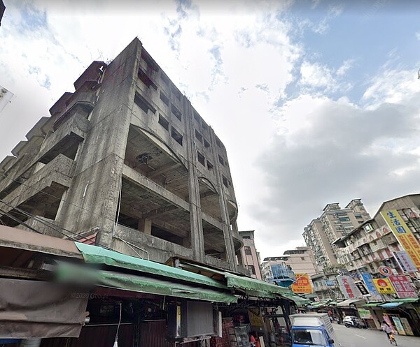 樂華夜市市五市場爛尾樓。圖/截自google map