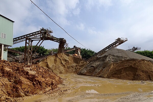 南屯「寶文砂石場」遭台中市政府勒令停業。圖/台中市經發局提供