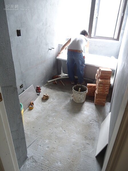 裝設浴缸時於地面砌磚,應該將浴缸放在磚上,再以水泥沙漿固定。不僅有效穩固浴缸,也能墊高浴缸高度,入浴時才不會覺得低矮。照片戴雲發提供