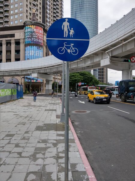 行人及自行車專用標誌。圖／新北市政府交通局提供