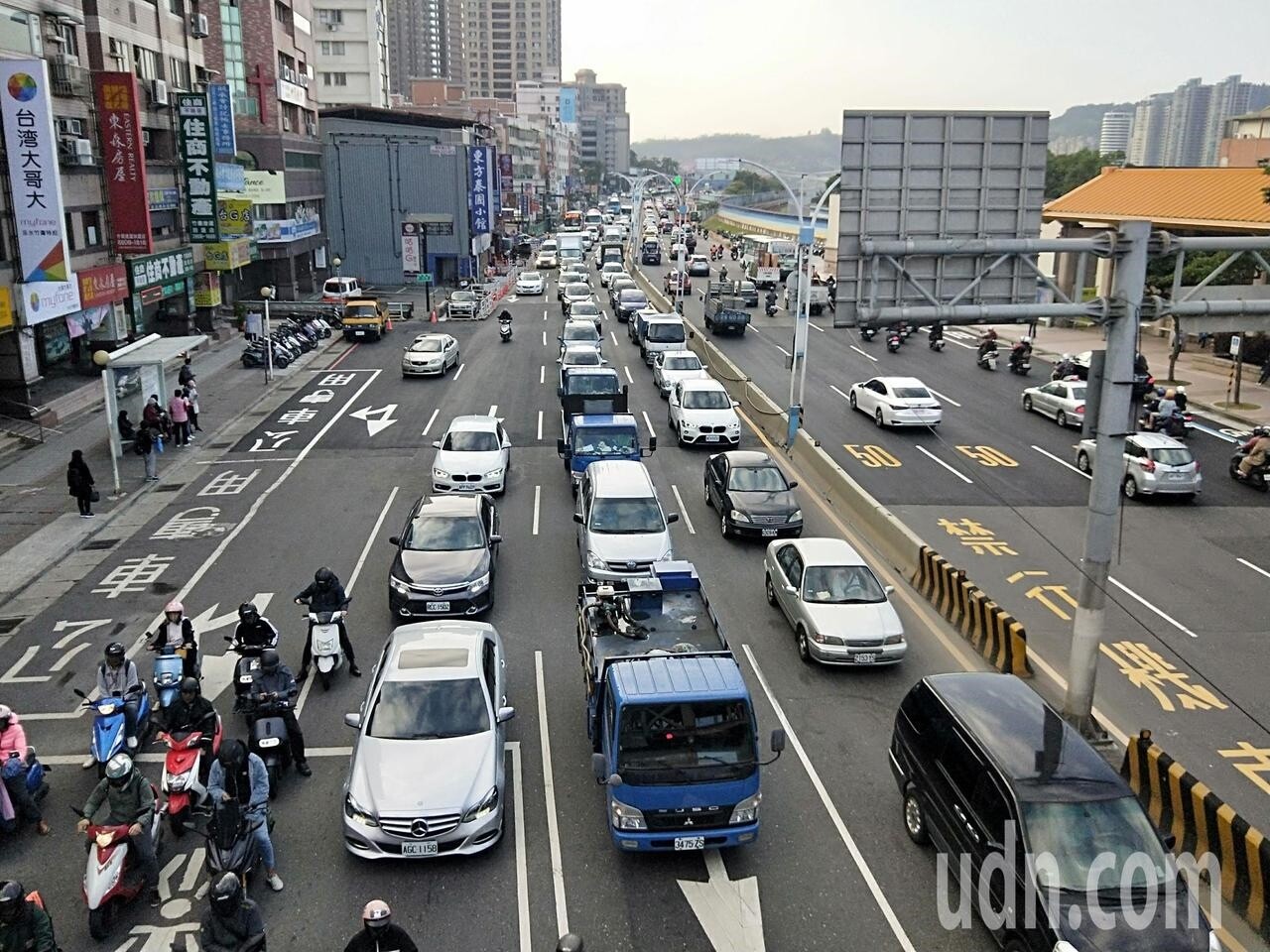 新北市淡水往返台北市的車流量平日就相當大，上下班尖峰時候車流更是驚人。記者施鴻基／攝影