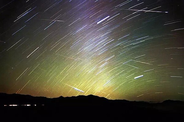 獵戶座流星雨極大期則在10月21日。圖為在阿里山區拍攝的獅子座流星雨軌跡圖。本報資料照片