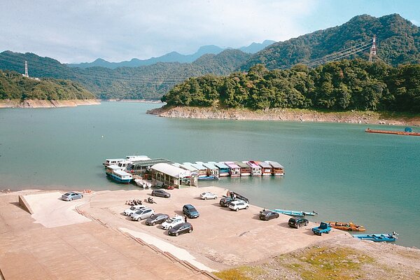 今年尚無颱風襲台,中秋連假也沒有雨水進帳,石門水庫蓄水量直直落,遊艇碼頭原先的蓄水區已經泥石外露。記者胡經周/攝影