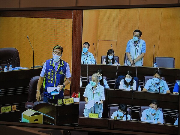 桃園市議員黃敬平(左)認為動物舊傷急難救助費用編列不足,7日審查預算時提附帶決議,要求動保處明年度編列動物急難救助相關預算時,建請市政府在不排擠預算狀況下視財源酌增編列。記者張裕珍/翻攝