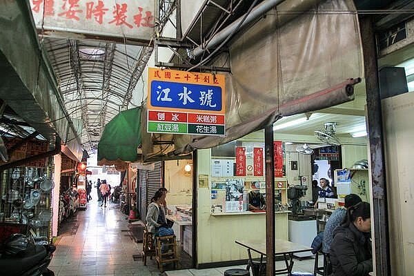 台南市西市場國華街露店區非屬古蹟,但在古蹟保存區範圍內,經發局原計畫拆除,攤商擔心換址就無法延續老味道,盼留在原址。圖/台南市經發局提供