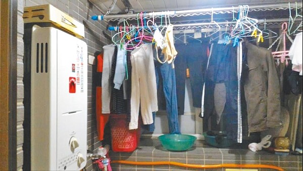 台北市消防局提醒,為防範冬天隱形殺手一氧化碳奪命,安裝熱水器的陽台,要避免晾曬大量衣物,影響通風。(消防局提供)