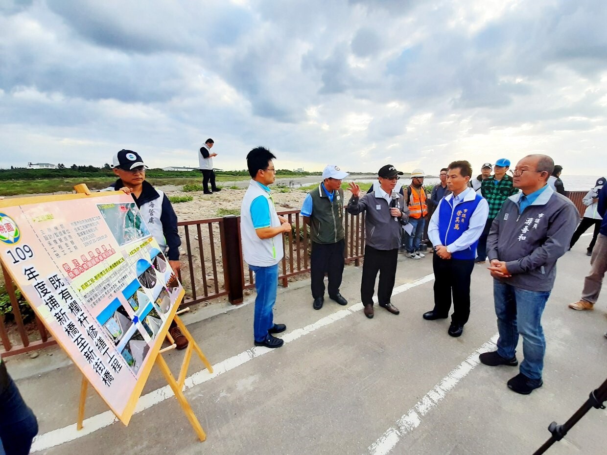 桃園市大園區圳頭海岸自行車道鐵欄竿鏽蝕斑剝損壞嚴重，市府環保局長呂理德與民代視察決定斥資將自行車道鐵欄杆全部汰換環保塑木。圖／市府環保局提供