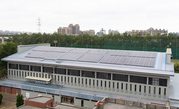 「開南大學太陽能光電系統第一期」7日舉行竣工啟用儀式。圖/桃園市政府提供