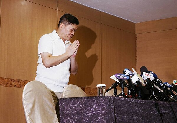 澎恰恰開記者會,再次說明自己的財務狀況。記者曾原信/攝影