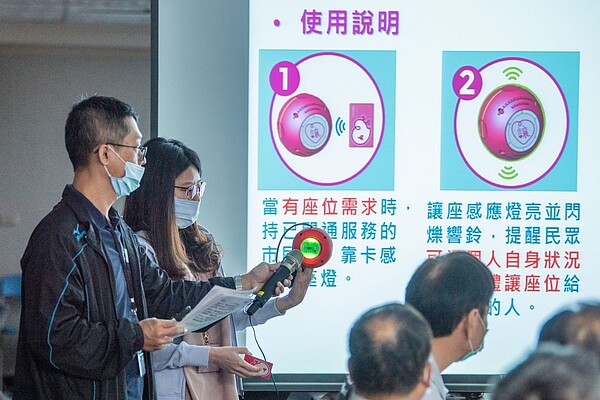 桃園市政府透過桃園市民卡開通讓座服務,部分路線先行試辦。圖/桃園市政府提供