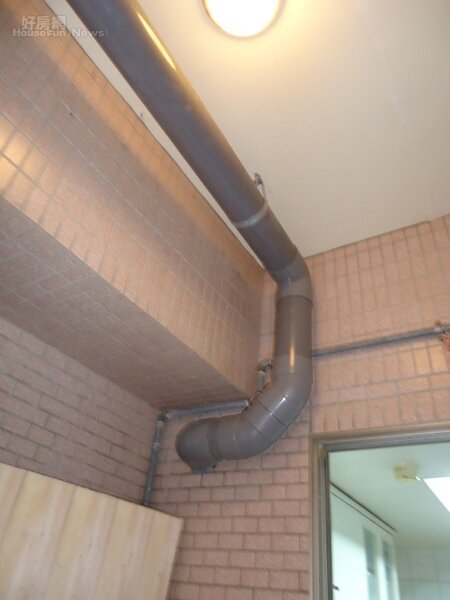 排油煙機的風管與牆面的交接處要用PVC硬管,避免被擠壓變形。照片戴雲發提供