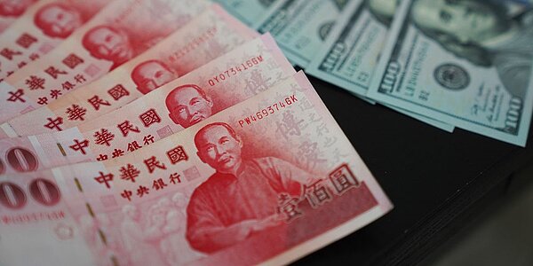 7日尾盤央行進場調節後,終場更由升轉貶,收在28.965元兌1美元,小貶0.5分,終結連續五個交易日漲勢,也算回應出口商的哀號。圖/中時報系資料照