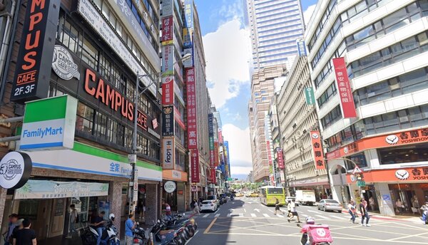 台北車站周邊精華地段的店面也是遠航遭法拍的資產。圖／取自Google maps