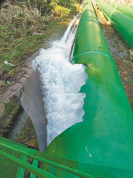 大觀發電廠水管爆裂，數百公噸水傾瀉而出，帶出滾滾泥流，所幸無人傷亡。（民眾提供）