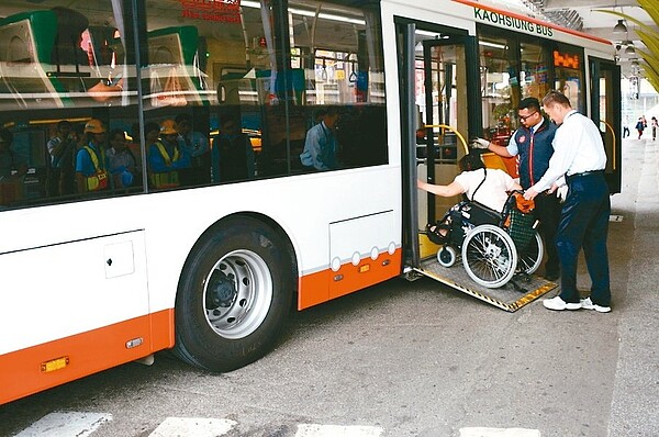 時代力量高雄市議員林于凱指高雄市無障礙公車普及率僅52.7%，交通局表示，今年可望達60%，2025年公車全面無障礙化。圖／高雄市交通局提供