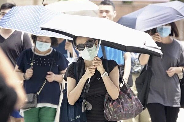 國慶連假受東北風影響,北部、東半部地區雲多偶爾下雨。聯合報系資料照