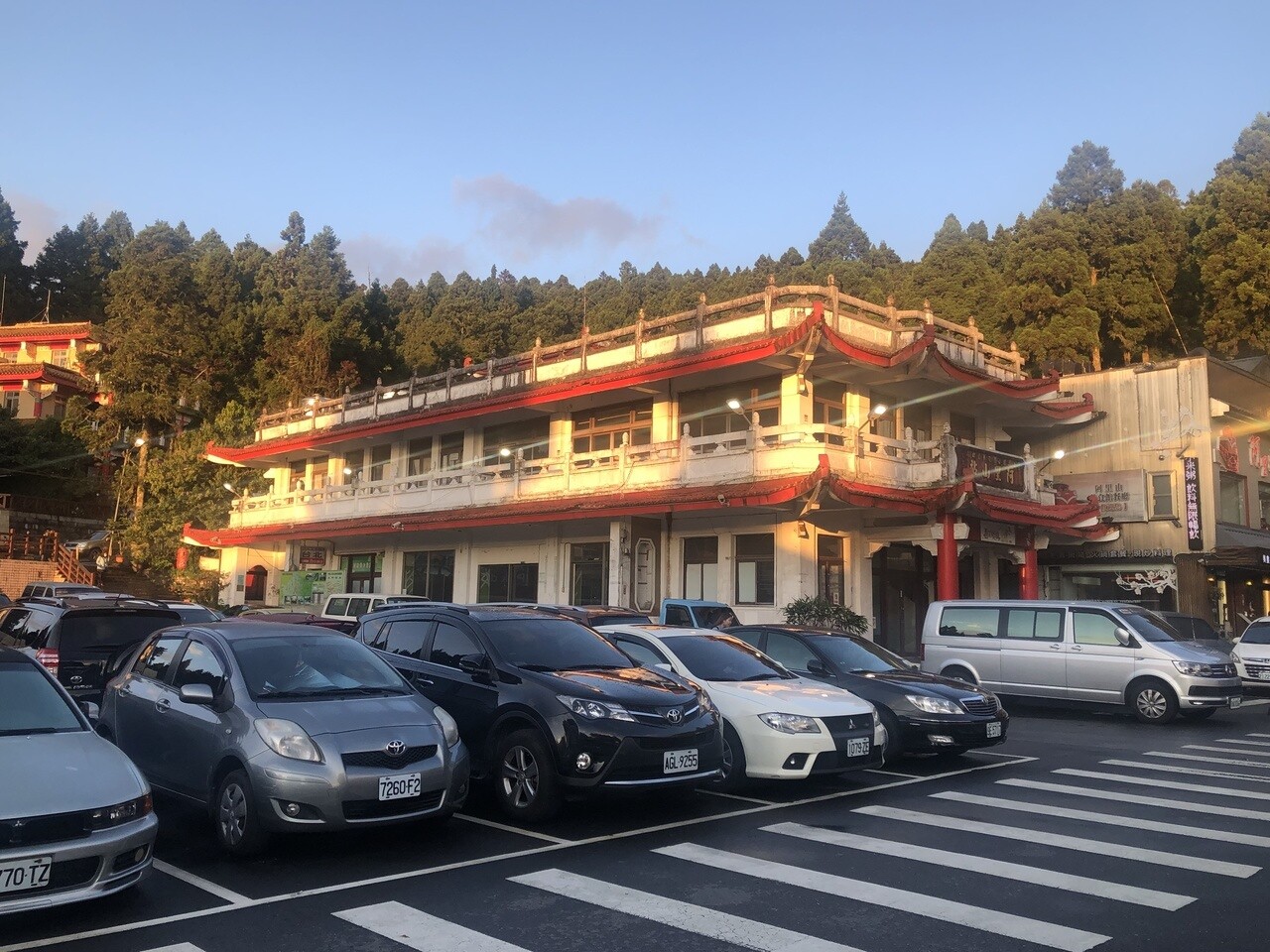 阿里山國家森林遊樂區的嘉縣公車處「舊阿里山公車站站房」，建物為宮殿式屋簷，頗具特色，曾有全台海拔最高星巴克、超商進駐，車站遷出後舊站閒置2年多，已辦理報廢拆除。記者魯永明／攝影