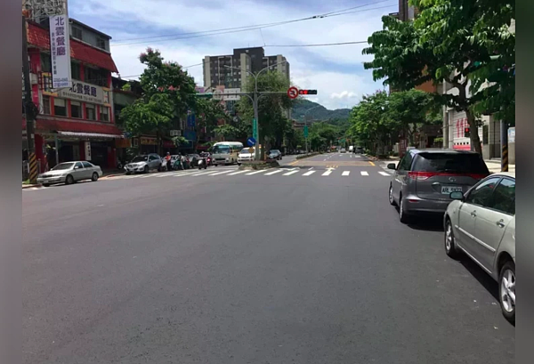 北市工務局新工處斥資1081萬進行路面更新,並將研究院路二段納入北市道管中心挖掘管理系統「禁挖管制」區域圖資,避免更新後出現反覆挖掘情況。圖/北市新工處提供