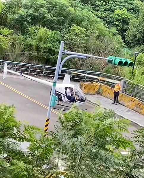 淡水違規亂飛直升機主人抓到了。圖/截自Youtube