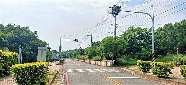 台中市政府交通局正視人車爭道問題,針對重要路段因地制宜增設行人穿越道或交通號誌。圖/台中市政府提供