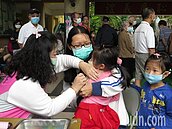 搶打流感疫苗人潮爆量　基層護理挨罵無奈「不夠打」