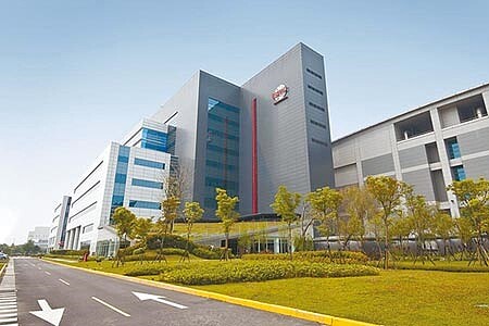 據大陸媒體消息,台積電已從美國商務部獲得許可證,能夠繼續向華為供應一部分成熟工藝產品。對此,台積電指出不回應無根據的市場傳聞。(本報資料照片)