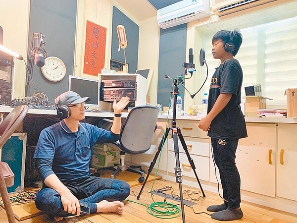 蘭嶼廣播電台錄製節目。(民眾提供/蔡旻妤台東傳真)