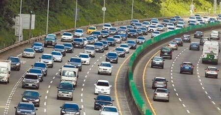 國慶連假第一天,國道3號龍潭路段一早就出現大量車潮,高公局表示,今日會開始出現北返車流,要留意10條易壅塞路段。(范揚光攝)