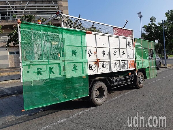 因為拉護網須有2名人力,也增加了作業時間,清潔隊長楊騏駿將資源回收車改裝成行動護網車,1秒變身,達到防護效果,事半功倍。記者陳苡葳/翻攝