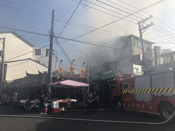 國慶朴子市第二市場傳出火警， 只有 一戶攤商受災，火勢迅速撲滅無人員傷亡。記者魯永明／翻攝