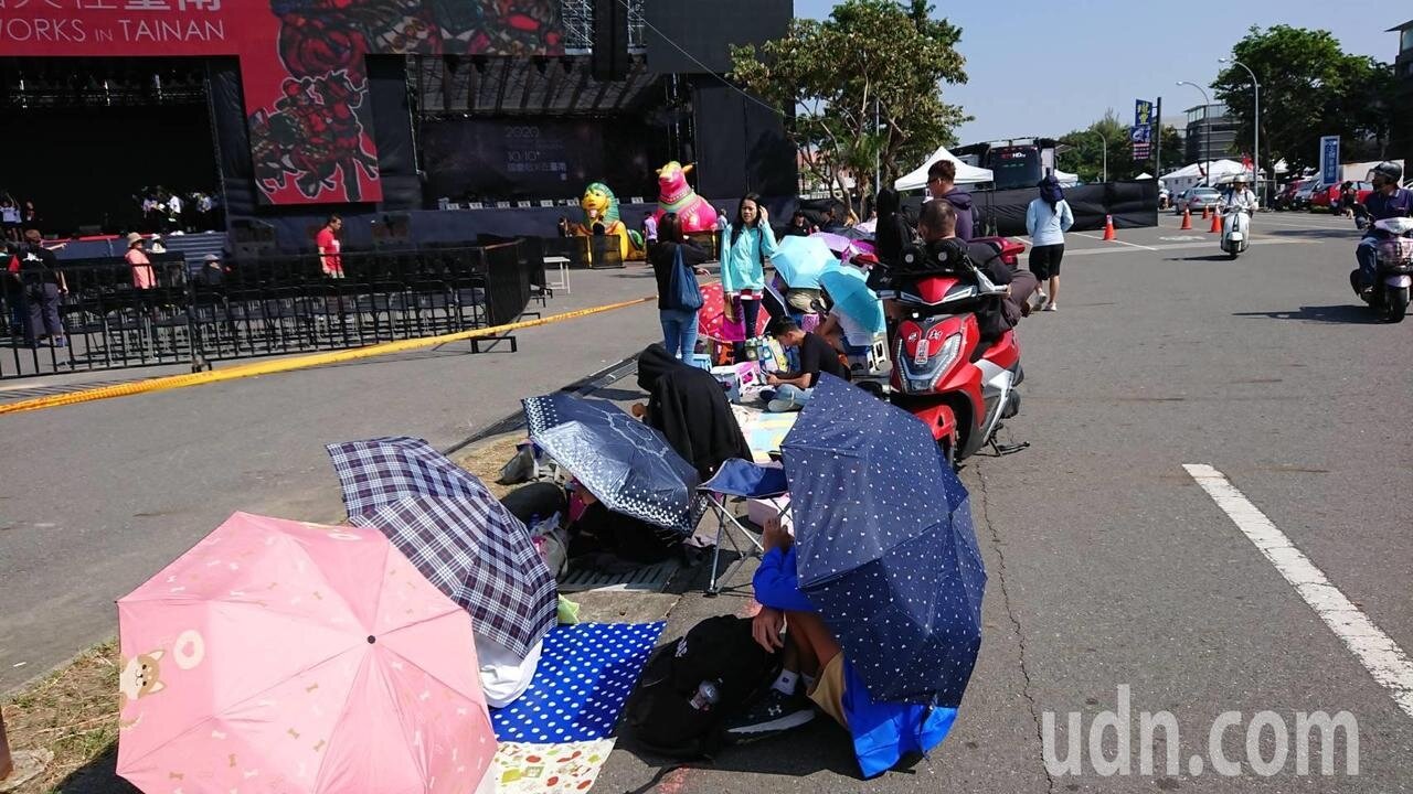 國慶焰火今晚在安平登場,許多民眾頂著大太陽先卡位,但不是為了看煙火,而是為了聽演唱會。記者鄭惠仁/攝影
