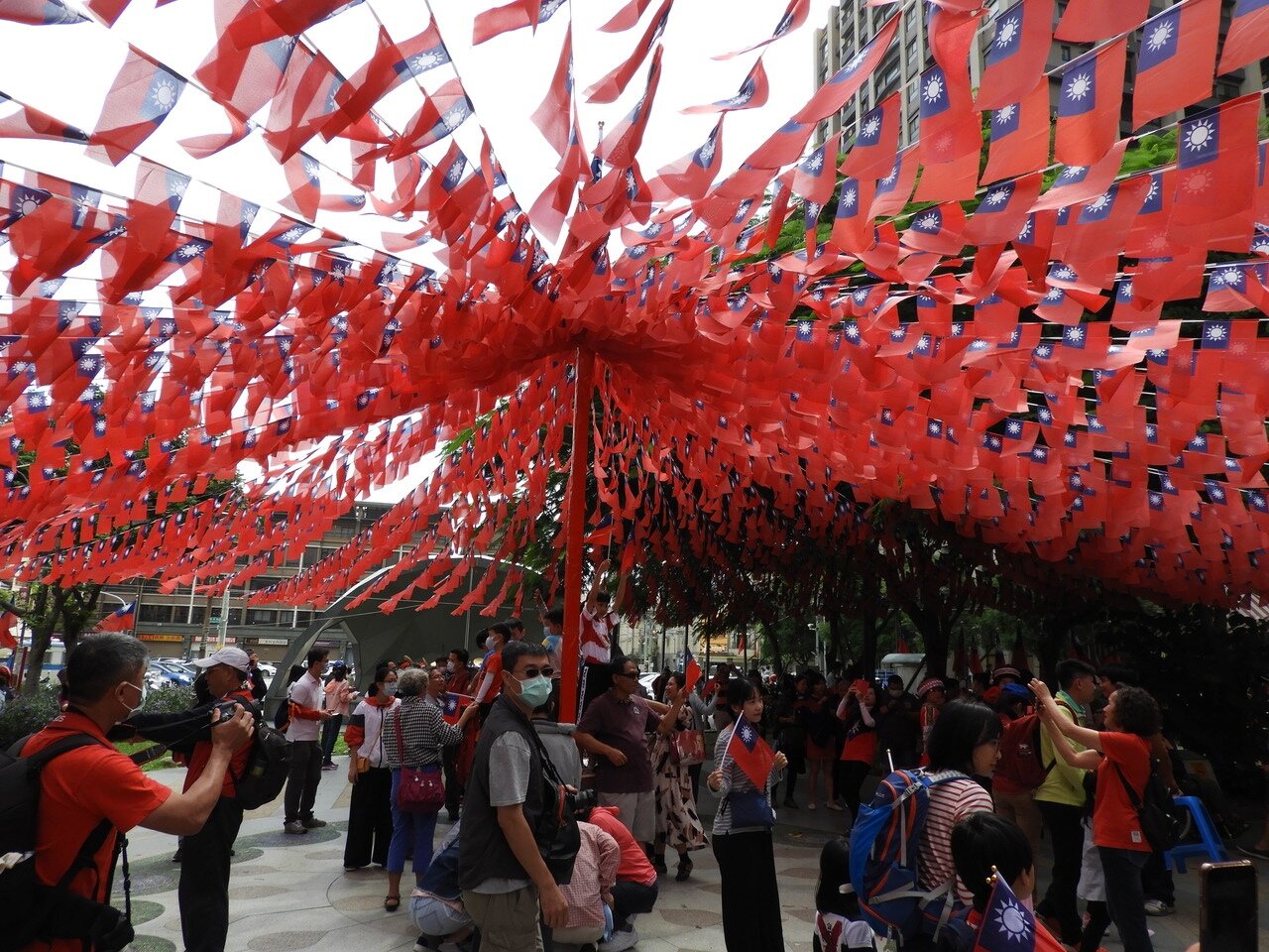 中國旗屋、雲南公園2處,以紅色木桿架起放射狀的國旗擺設。記者高宇震/攝影