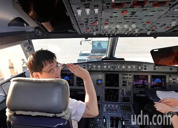 對於誤傳親自駕駛飛機沒飛好,星宇航空董事長張國煒在臉書爆氣留言。圖/聯合報資料照片