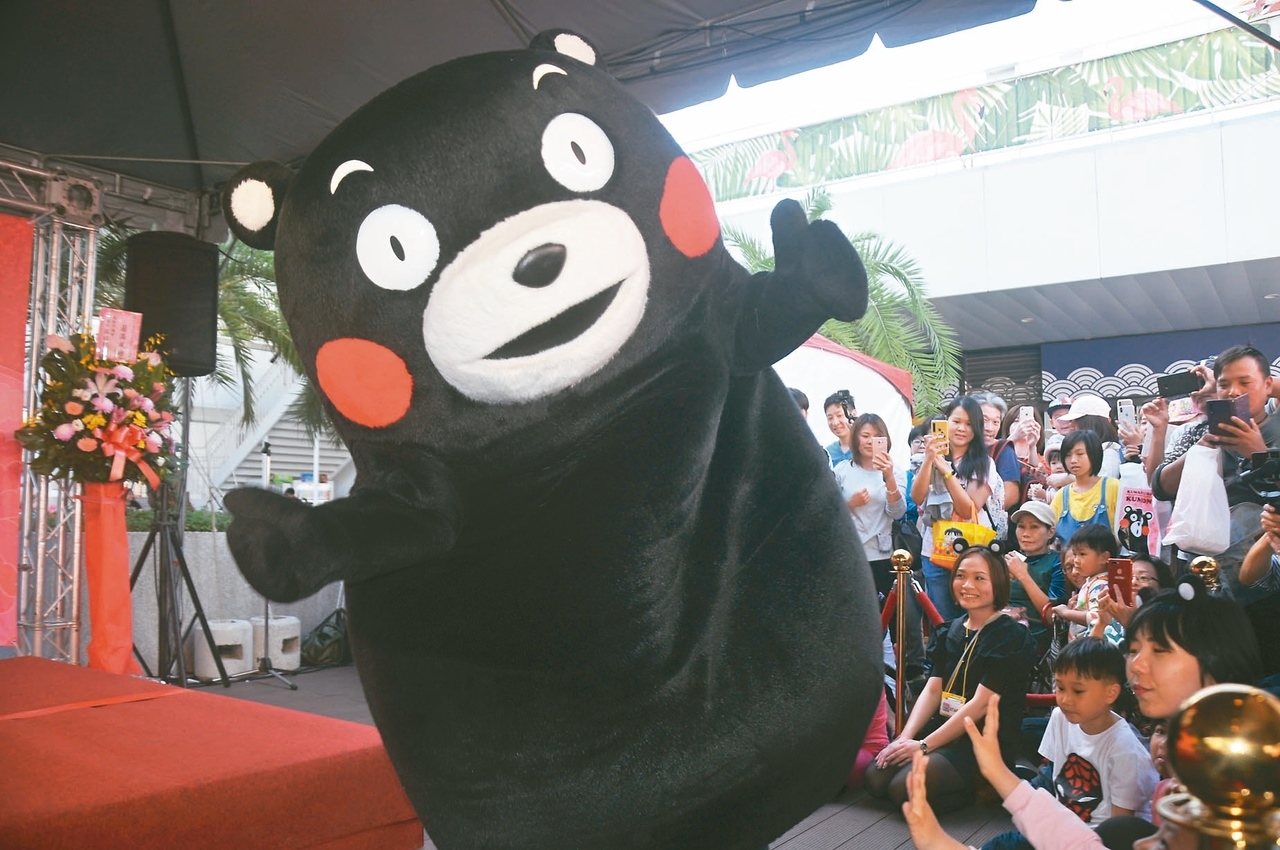 日本議員抗少子化，竟將腦筋動到熊本熊身上。圖為2019年「熊本縣物產展in基隆」熊本熊舞台演出。 記者游明煌／攝影