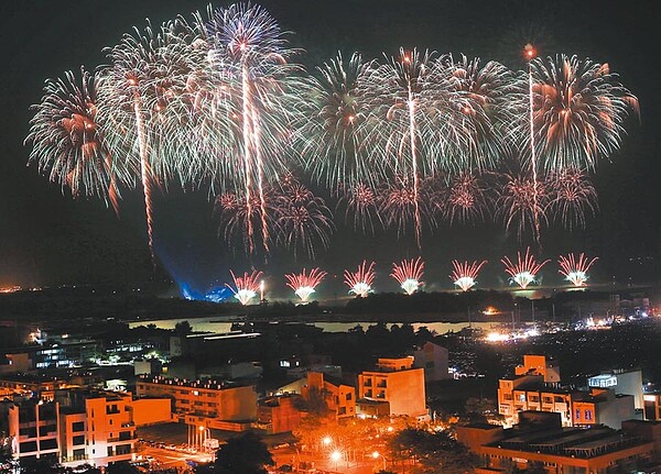 2020國慶焰火秀,10日在台南漁光島璀璨登場,蔡英文總統表示,「今晚的台南真是又美麗又熱鬧」,她要謝謝現場的好朋友齊聚在台南,一起慶祝國慶日。(黃國峰攝)