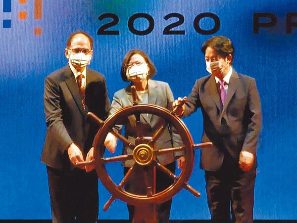 蔡英文總統(中)、副總統賴清德(右)、立法院長游錫堃共同主持2020國慶焰火啟炮。(洪榮志攝)