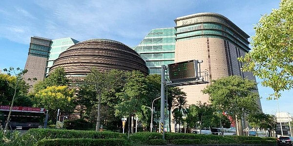 中工2020年上半年EPS攀升至0.18元,去年處理京華城股權利益力拚年底認列,全年業績有望成長。圖為京華城未拆除前原貌/中時電子報資料照片