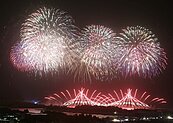 國慶大會亮點防疫英雄進場　漁光島焰火人潮破50萬