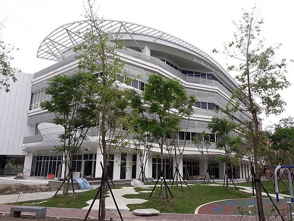 新北市新莊區國家電影中心今年4月完工,8月起內部裝修,預定明年中啟用,比特專三用地進度快很多。圖/新北市工務局提供