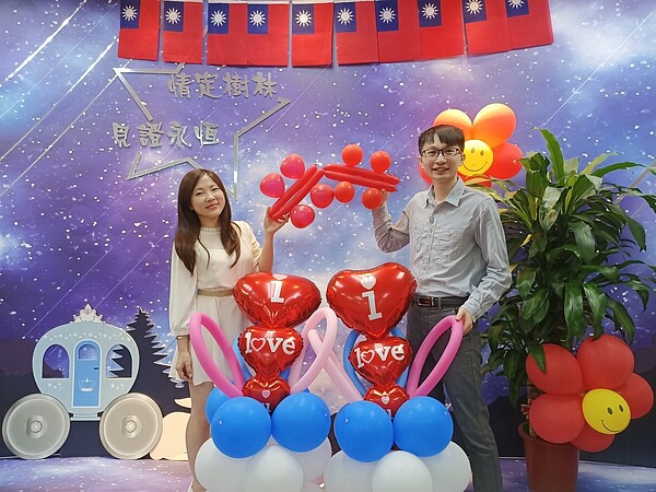 新北市民侯竣方(右)和魏黛珊(左)一見鐘情,感情融洽,今年國慶日終於從男女朋友升格為夫妻。圖/新北市民政局提供