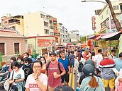 旗津人潮多不多　網友掀筆戰