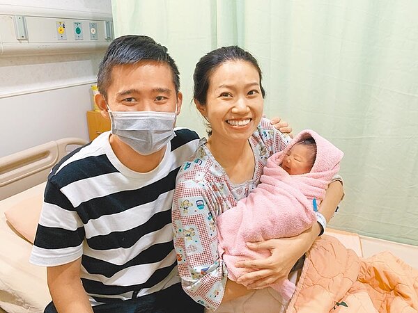花蓮柯氏夫妻、媽媽魏君庭自己是元旦出生，雙十節迎來國慶女寶寶，「元旦媽媽生出國慶寶寶」，真是太幸運了，看著熟睡的女兒，夫妻倆洋溢著幸福的笑容。（門諾醫院提供）