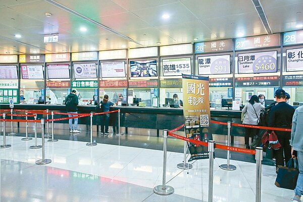 台北轉運站連假人潮不如以往。圖/記者曾原信攝影